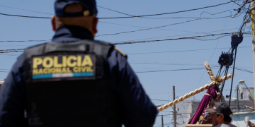 Como parte de las acciones implementadas, las fuerzas policiales realizan patrullajes motorizados, recorridos a pie y operativos de vigilancia en áreas cercanas a procesiones. / Foto: Mingob.