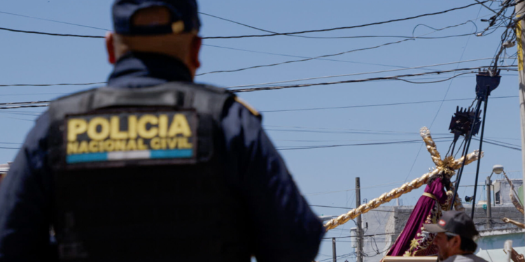 Como parte de las acciones implementadas, las fuerzas policiales realizan patrullajes motorizados, recorridos a pie y operativos de vigilancia en áreas cercanas a procesiones. / Foto: Mingob.