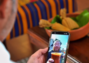 Mann, durante la llamada, manifestó su interés en conocer el país. / Foto: Video de Whitbeck.