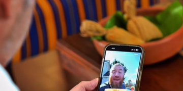 Mann, durante la llamada, manifestó su interés en conocer el país. / Foto: Video de Whitbeck.