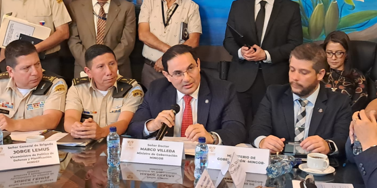 Ministro de Gobernación en citación en el Congreso. / Foto: DCA