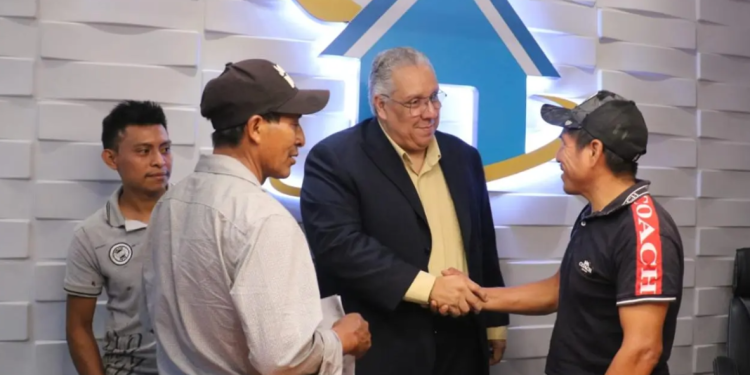 Más de 300 familias reciben certificados de subsidios habitacionales en distintos municipios del país. (Foto: Fopavi)