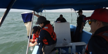 Insivumeh realiza monitoreo en la zona marino-costera de Escuintla para identificar presencia de microalgas. (Foto: Insivumeh)