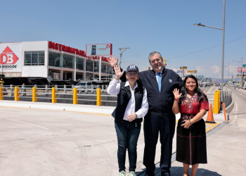 Presidente Bernardo Arévalo junto a autoridades del Ministerio de Comunicaciones inauguraron el paso a desnivel de Quetzaltenango. (Foto: Noé Pérez)
