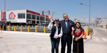 Presidente Bernardo Arévalo junto a autoridades del Ministerio de Comunicaciones inauguraron el paso a desnivel de Quetzaltenango. (Foto: Noé Pérez)