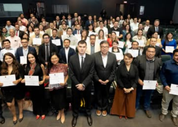 Entregan becas a más de 300 guatemaltecos para cursar maestrías en España