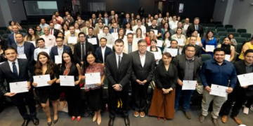 Entregan becas a más de 300 guatemaltecos para cursar maestrías en España