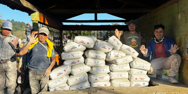 Mides entrega sacos de concreto para erradicar pisos de tierra./Foto: Mides.
