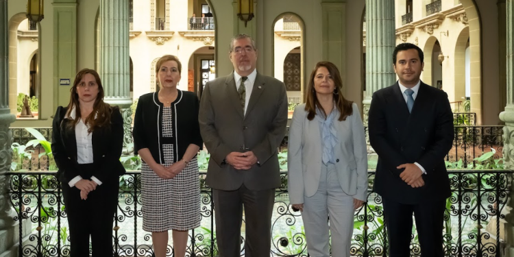 Presidente Bernardo Arévalo se reúne con representantes de la OEA