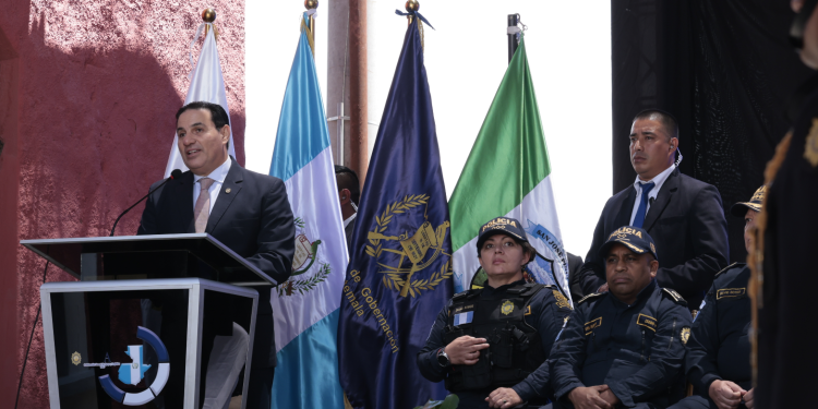 El ministro explicó que esta nueva subestación de la PNC representa un paso estratégico para mejorar la operatividad policial en el área. / Foto: Alex Jacinto