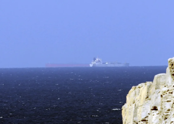 Portacontenedores captado en el estrecho de Ormuz, paso que sigue bloqueado por Irán. / Foto: EFE.