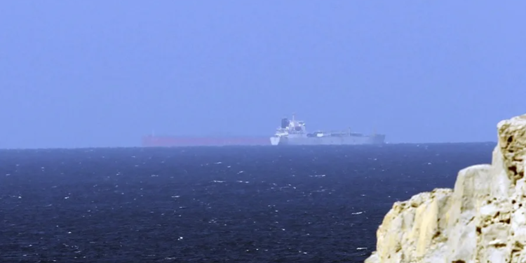 Portacontenedores captado en el estrecho de Ormuz, paso que sigue bloqueado por Irán. / Foto: EFE.
