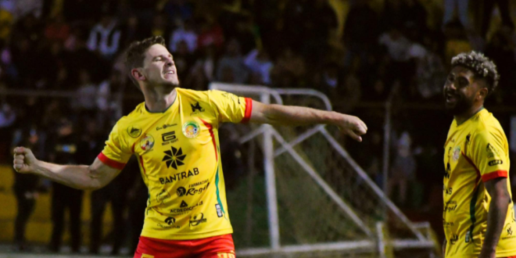 Diego Casas y Marquense hunden a Comunicaciones en el descenso