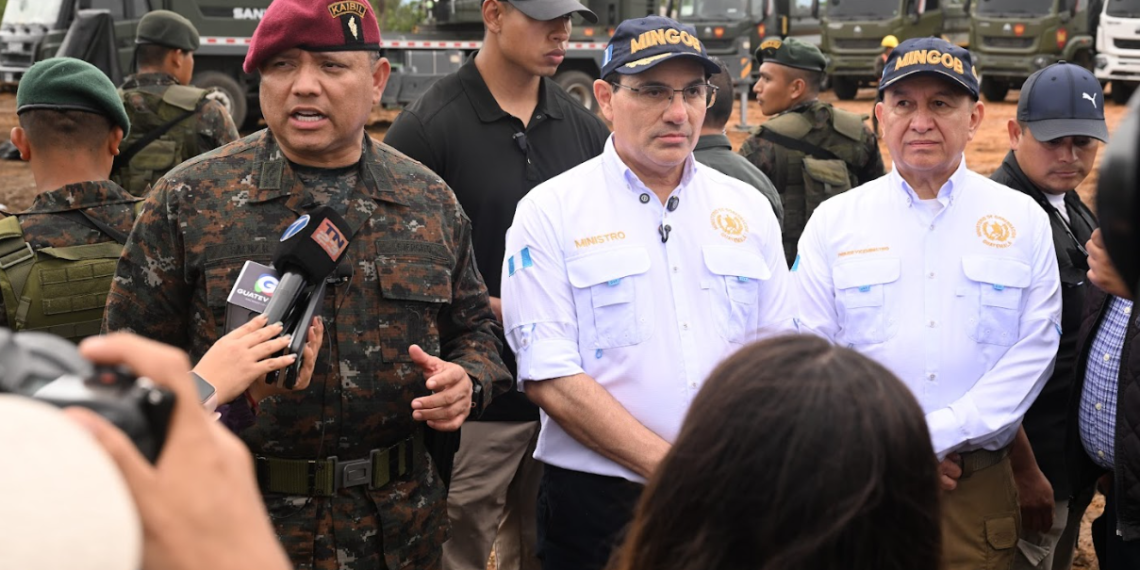 Durante una intervención ante medios de comunicación, en la colocación de la primera piedra, los ministros de la Defensa Nacional y de Gobernación se refirieron al modelo que se implementará en este centro carcelario. / Foto: Byron de la Cruz