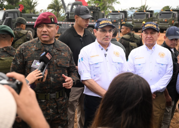 Durante una intervención ante medios de comunicación, en la colocación de la primera piedra, los ministros de la Defensa Nacional y de Gobernación se refirieron al modelo que se implementará en este centro carcelario. / Foto: Byron de la Cruz