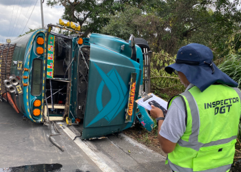 DGT multa a bus involucrado en accidente de tránsito en carretera a El Salvador./Foto: DGT.