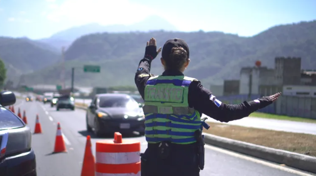 Agentes de tránsito desarrollan acciones de control, regulación y asistencia vial. / Foto: DT-PNC.