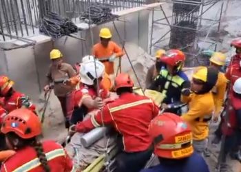 Bomberos Municipales, durante rescate de trabajadores por derrumbe en obra de construcción.