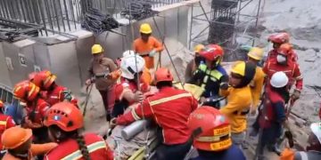 Bomberos Municipales, durante rescate de trabajadores por derrumbe en obra de construcción.
