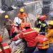 Bomberos Municipales, durante rescate de trabajadores por derrumbe en obra de construcción.