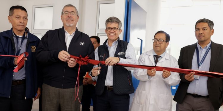 El presidente Bernardo Arévalo, durante la inauguración del Centro de Salud Sur de Huehuetenango. /Foto: Dickéns Zamora