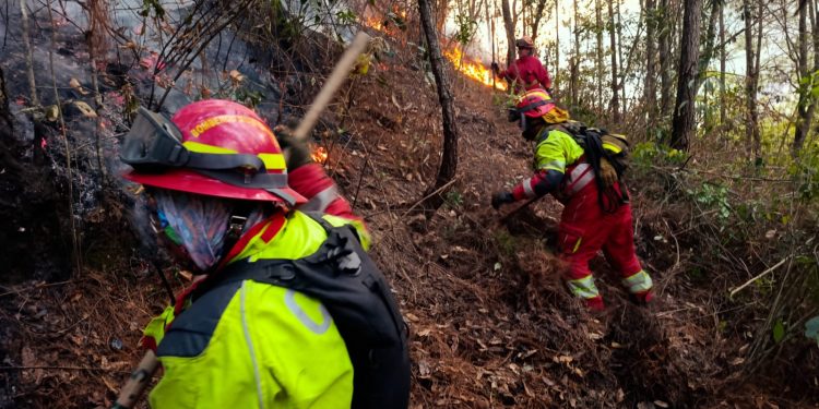 Incendio combatido en Sacoj Grande, zona 6 de Mixco. / Foto: Sistema Conred.