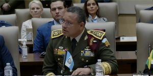 El ministro guatemalteco de Defensa, Herry Sáenz, participa en la conferencia inaugural de las 'Américas contra los carteles' en la sede del Comando Sur de Estados Unidos (Southcom), en Florida.