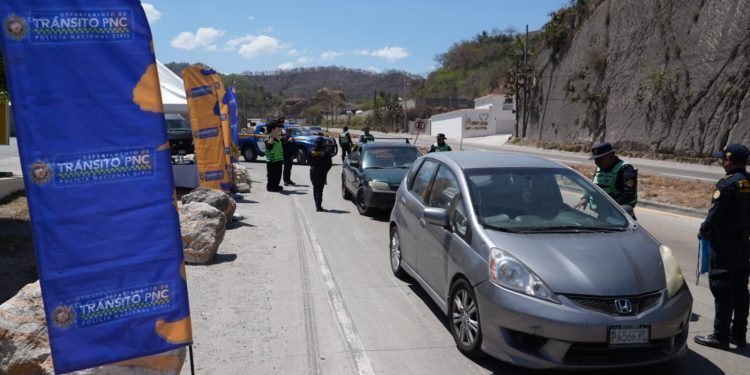 PNC realiza operativo preventivo en ruta al Atlántico por Plan Verano Seguro 2026. (Foto: PNC Tránsito)