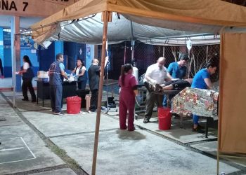 Ministerio de Salud brinda atención oportuna a personas afectadas tras incendio en la colonia El Amparo. (Foto: MSPAS)