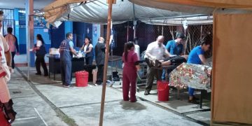 Ministerio de Salud brinda atención oportuna a personas afectadas tras incendio en la colonia El Amparo. (Foto: MSPAS)
