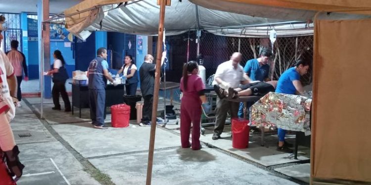 Ministerio de Salud brinda atención oportuna a personas afectadas tras incendio en la colonia El Amparo. (Foto: MSPAS)