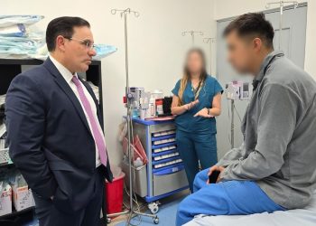 Ministro visita a agente herido tras operativo. / Foto: Mingob