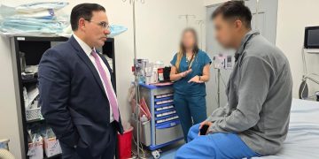 Ministro visita a agente herido tras operativo. / Foto: Mingob