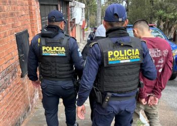 De acuerdo con el informe policial, los detenidos fueron identificados como Brandon N, de 21 años, alias Kike, y un menor de 16 años, conocido como Negrito. / Foto: PNC