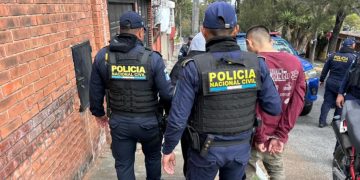 De acuerdo con el informe policial, los detenidos fueron identificados como Brandon N, de 21 años, alias Kike, y un menor de 16 años, conocido como Negrito. / Foto: PNC