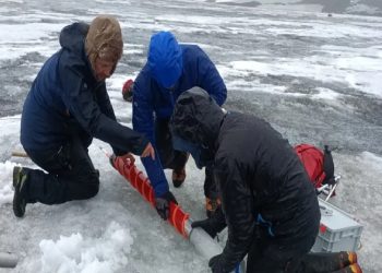 Los lagos de la Antártida Investigadores extraen hielo para analizar la composición del agua del subsuelo volcánico de la isla Decepción.