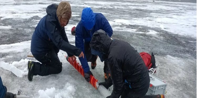 Los lagos de la Antártida Investigadores extraen hielo para analizar la composición del agua del subsuelo volcánico de la isla Decepción.