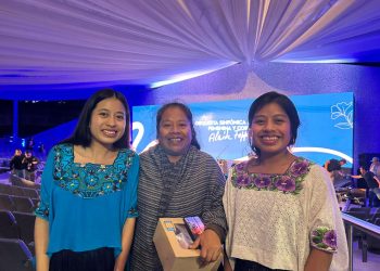La señora Marta Lidia Max, junto a sus hijas Raquel y Débora, quienes ya están instritas en la Orquesta Sinfónica Juvenil Femenina y Coro, Alaíde Foppa, en Cobán, Alta Verapaz.