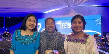 La señora Marta Lidia Max, junto a sus hijas Raquel y Débora, quienes ya están instritas en la Orquesta Sinfónica Juvenil Femenina y Coro, Alaíde Foppa, en Cobán, Alta Verapaz.