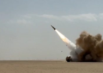 Lanza cohetes estadounidense lanza uno de los misiles d eprecisión que ahora se ha utilizado en la guerra contra Irán.