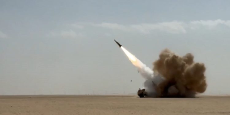 Lanza cohetes estadounidense lanza uno de los misiles d eprecisión que ahora se ha utilizado en la guerra contra Irán.