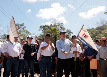 El presidente Bernardo Arévalo da el banderazo del inicio de los trabajos de mantenimiento y rehabilitación de carretera de terracería en el norte de Quiché.
