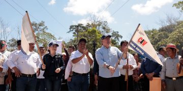 El presidente Bernardo Arévalo da el banderazo del inicio de los trabajos de mantenimiento y rehabilitación de carretera de terracería en el norte de Quiché.