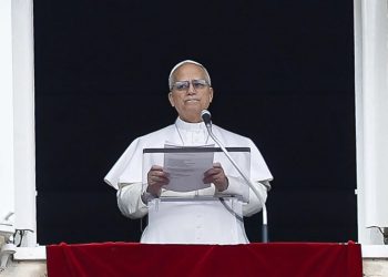 El papa León XIV, durante su mensaje dominical frente a la plaza de San Pedro, en el Vaticano.