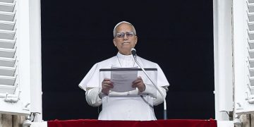 El papa León XIV, durante su mensaje dominical frente a la plaza de San Pedro, en el Vaticano.