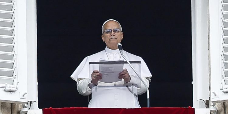 El papa León XIV, durante su mensaje dominical frente a la plaza de San Pedro, en el Vaticano.