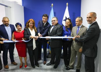 El director del IGM, Danilo Rivera, -centro- junto funcionarios del Minex, inauguura el centro de impresión de pasaportes en la Embajada de Guatemala en Panamá.