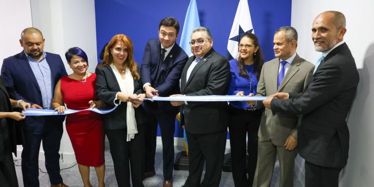 El director del IGM, Danilo Rivera, -centro- junto funcionarios del Minex, inauguura el centro de impresión de pasaportes en la Embajada de Guatemala en Panamá.