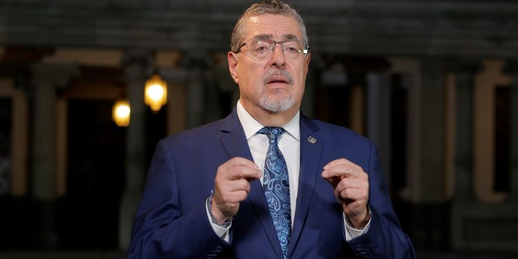 El presidente Bernardo Arévalo, durante el anuncio de la designación de magistradas titular y suplente de la Corte de Constitucionalidad.