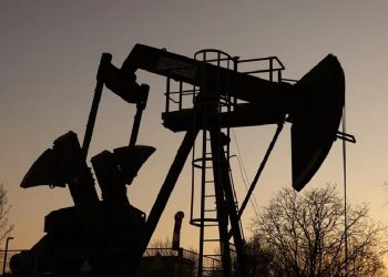 La guerre en Oriente Medio causa el incremento del petróleo que supera ya las 100 dólares por barril.